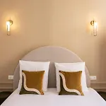 Elegant Air-conditioned With Separate Bedroom *