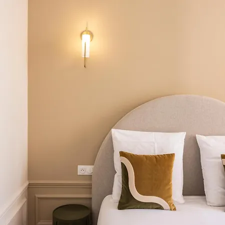 Elegant Air-conditioned With Separate Bedroom *